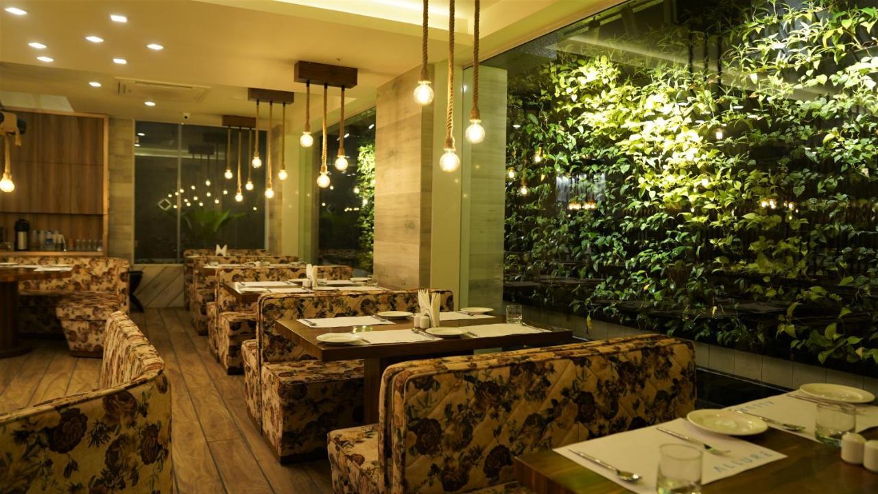 De Glance Hotel Сурат Экстерьер фото