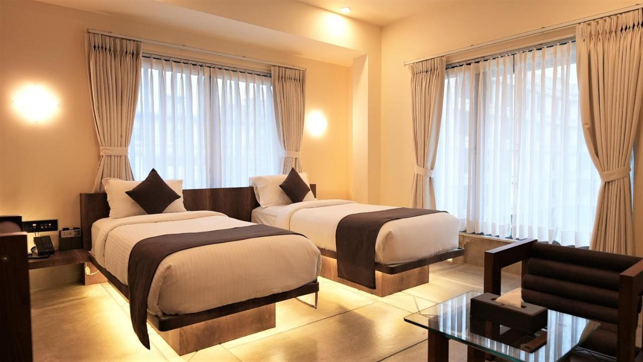 De Glance Hotel Сурат Экстерьер фото