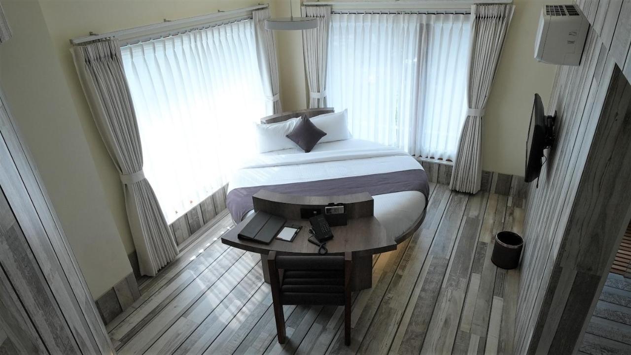 De Glance Hotel Сурат Экстерьер фото