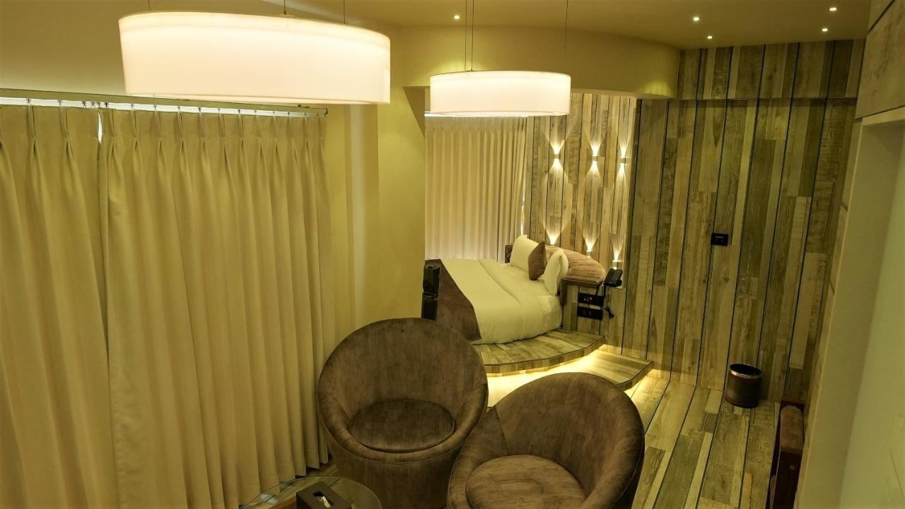 De Glance Hotel Сурат Экстерьер фото