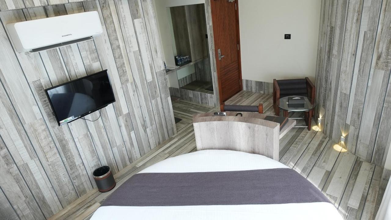 De Glance Hotel Сурат Экстерьер фото