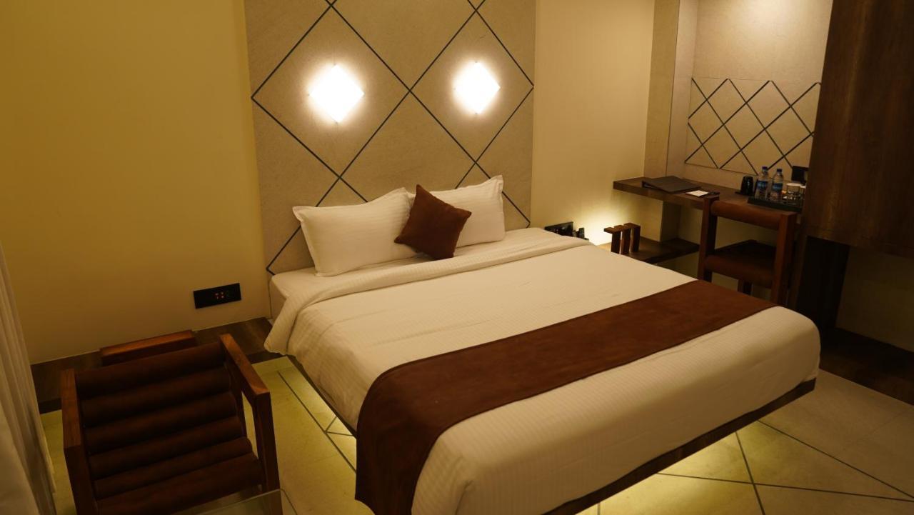 De Glance Hotel Сурат Экстерьер фото