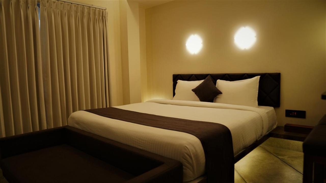 De Glance Hotel Сурат Экстерьер фото