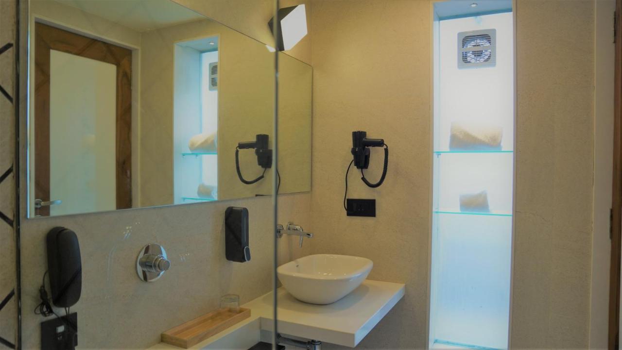 De Glance Hotel Сурат Экстерьер фото