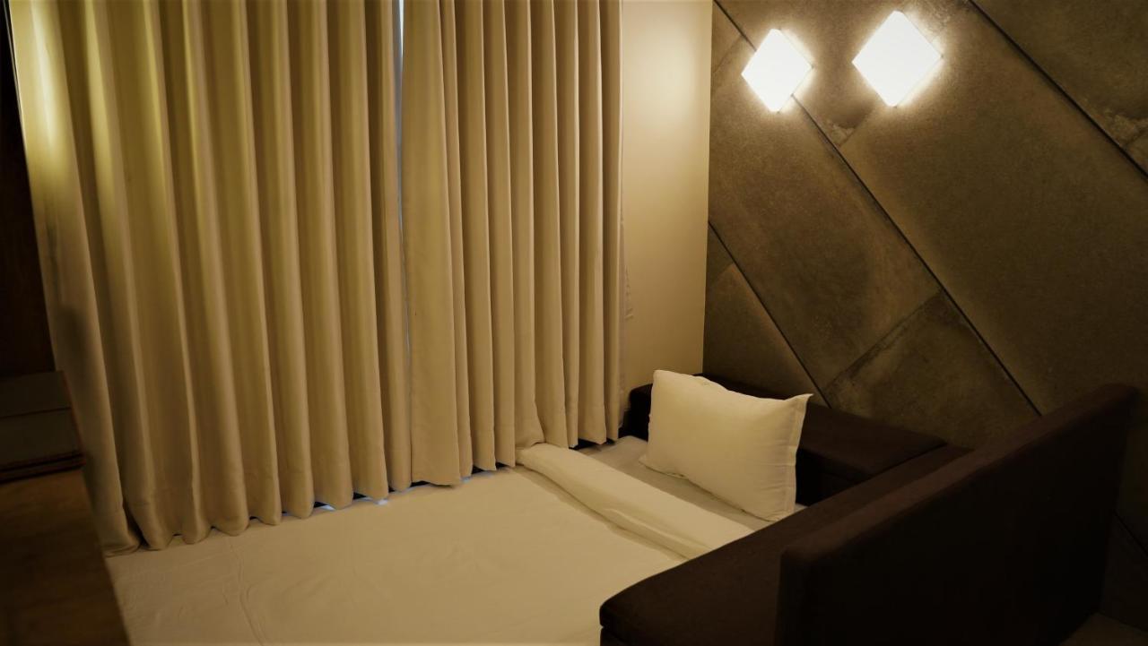 De Glance Hotel Сурат Экстерьер фото