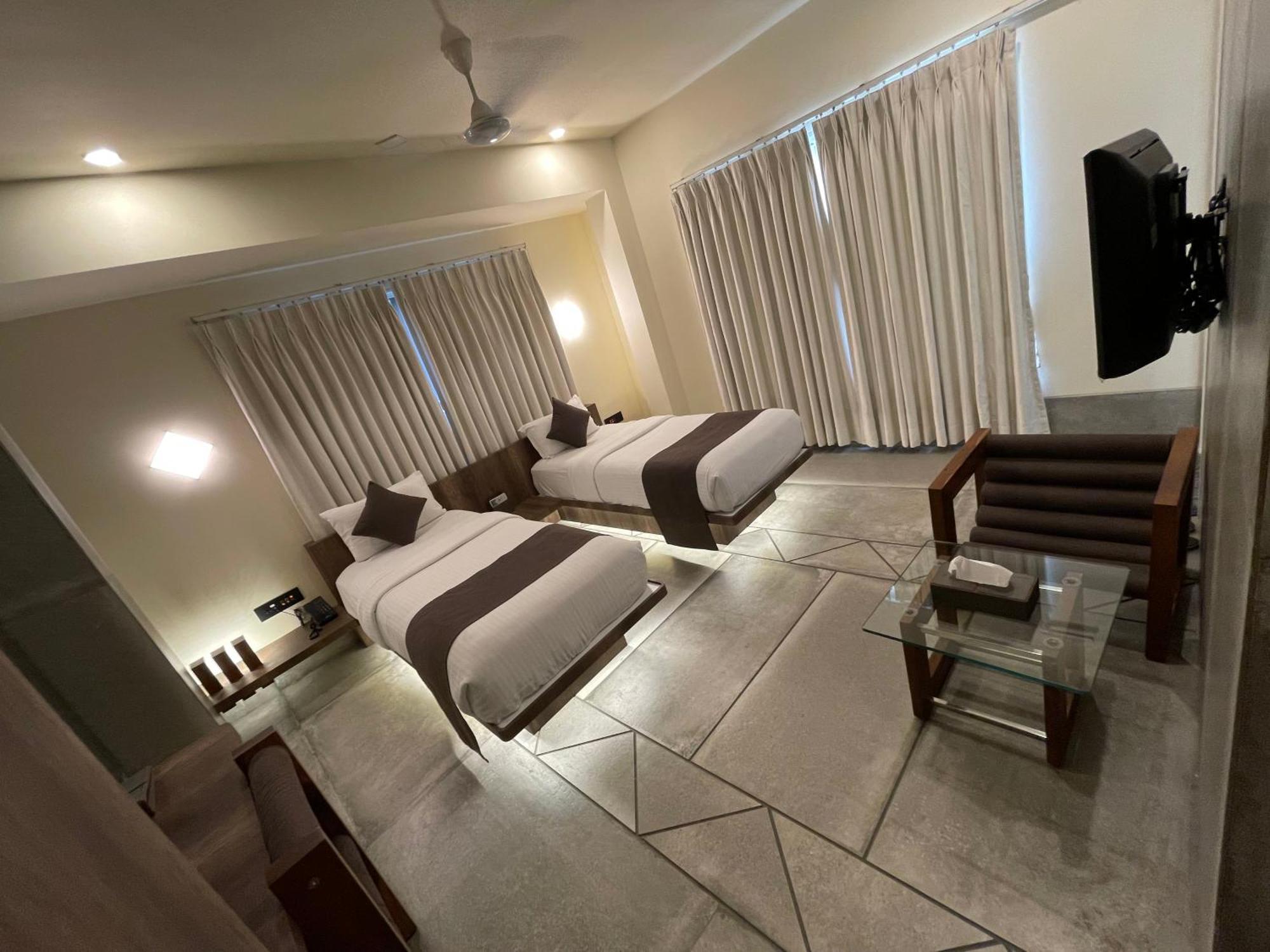 De Glance Hotel Сурат Экстерьер фото