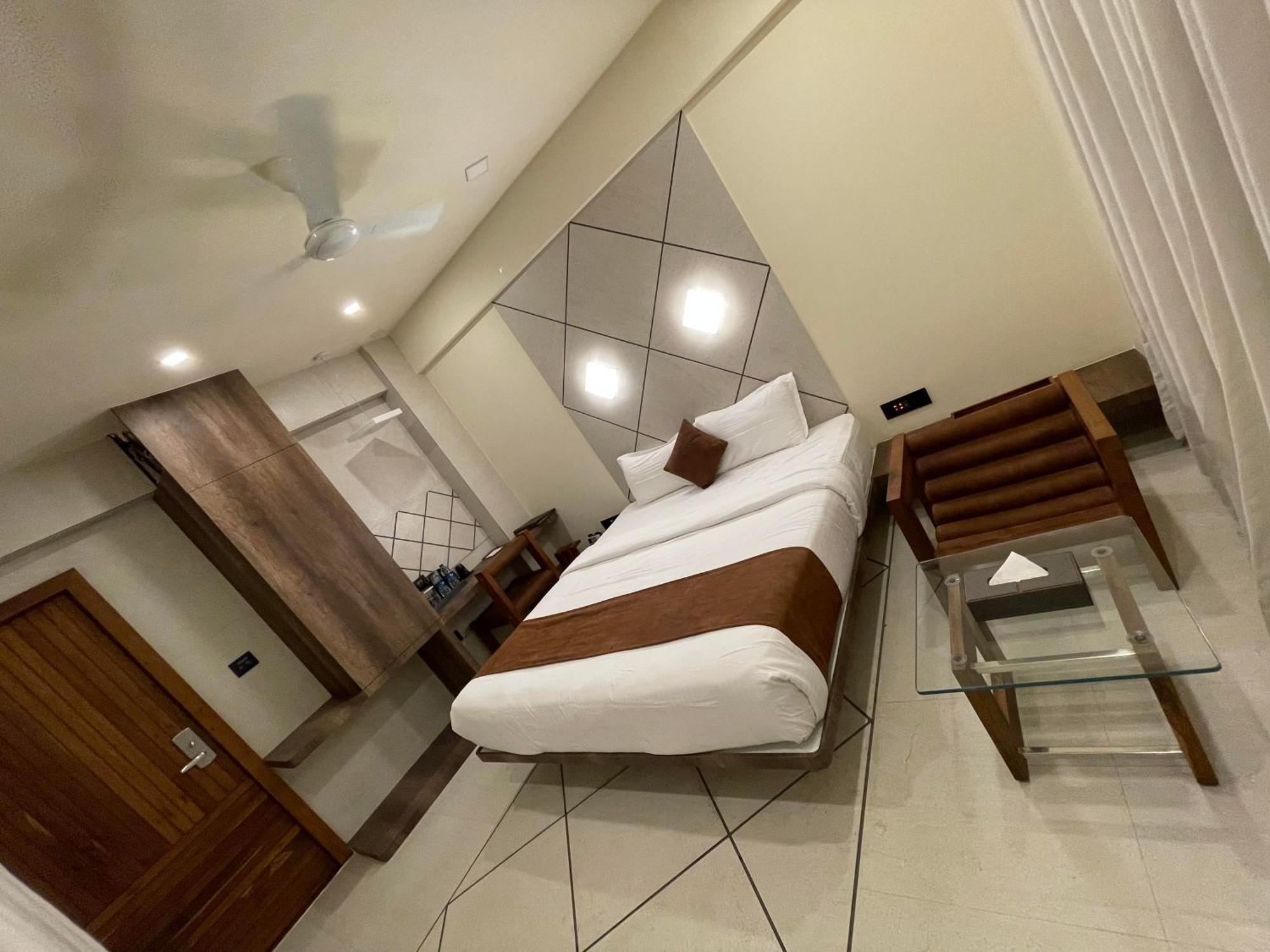 De Glance Hotel Сурат Экстерьер фото