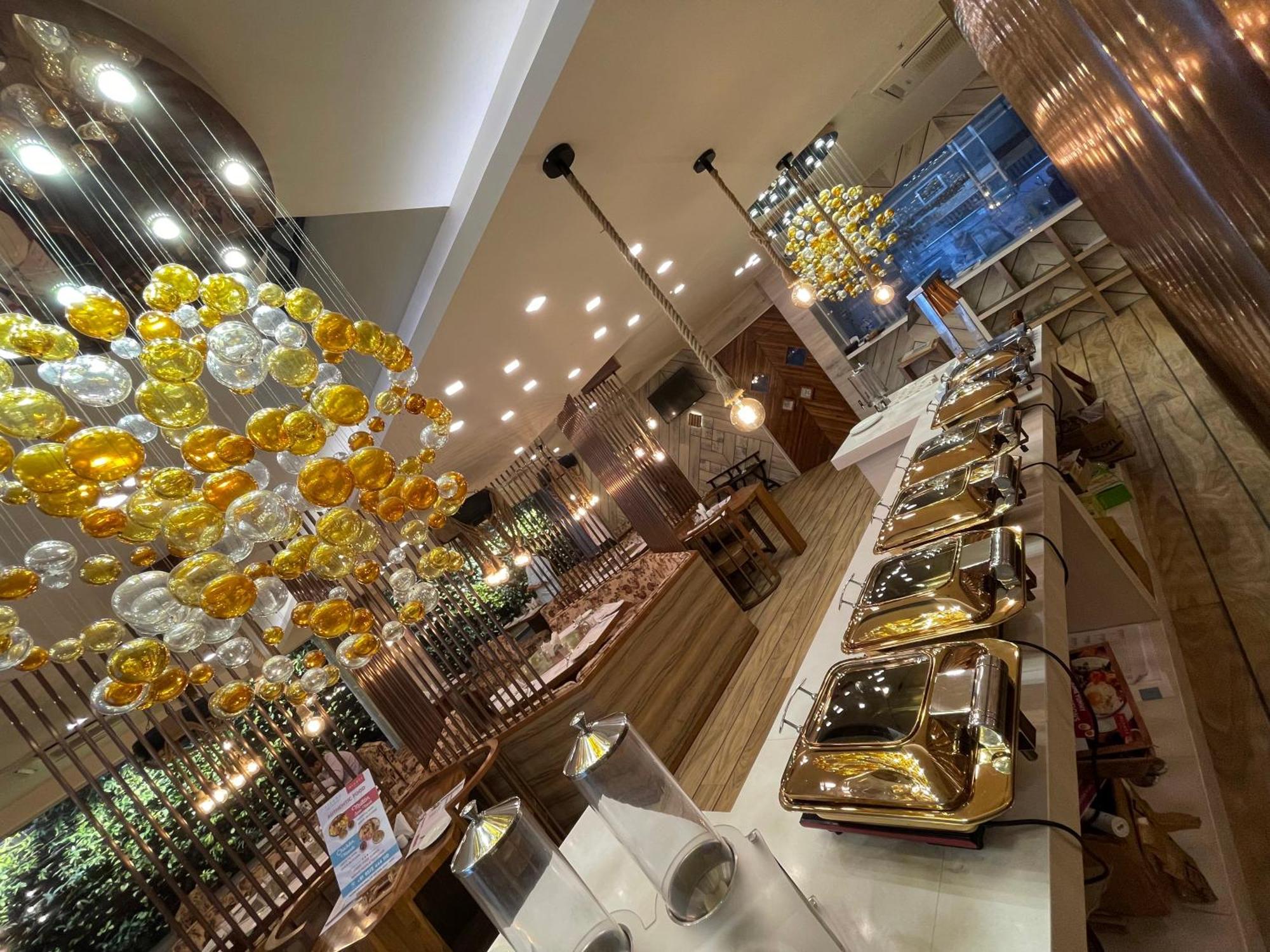 De Glance Hotel Сурат Экстерьер фото