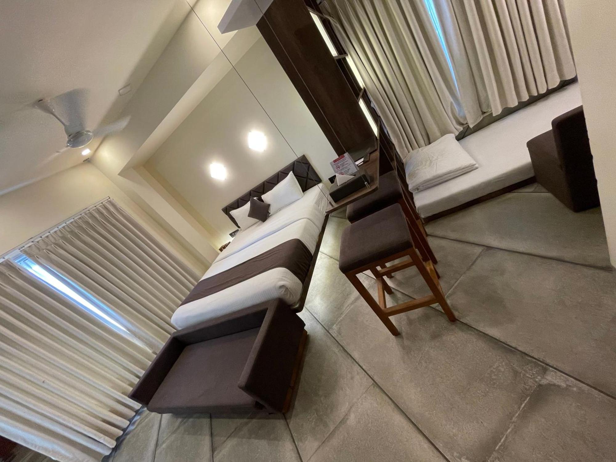 De Glance Hotel Сурат Экстерьер фото