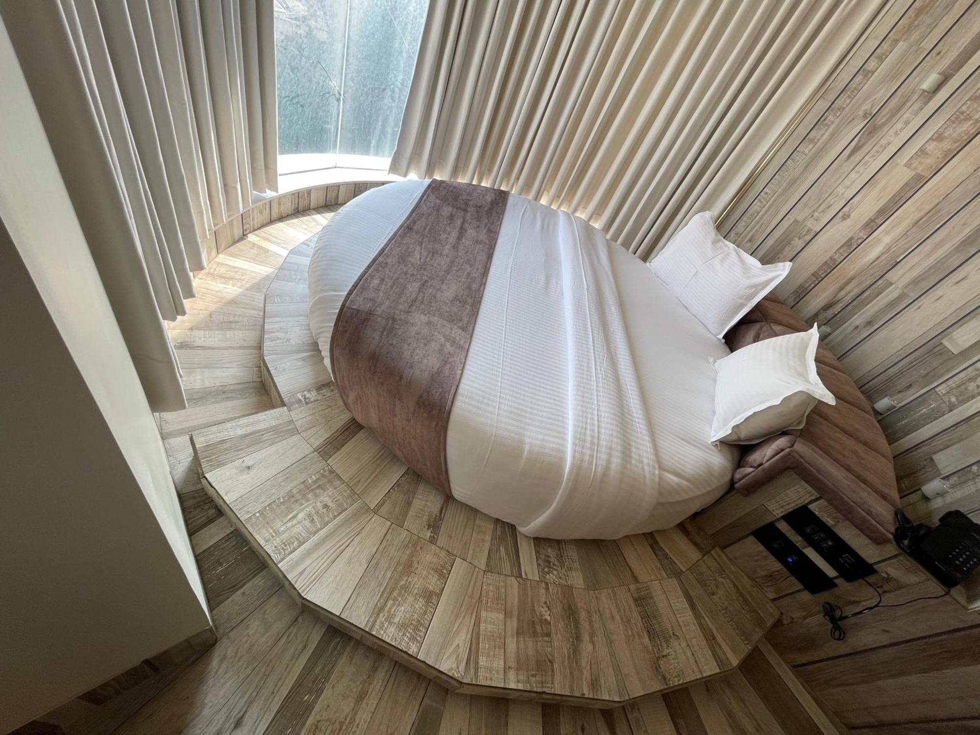 De Glance Hotel Сурат Экстерьер фото